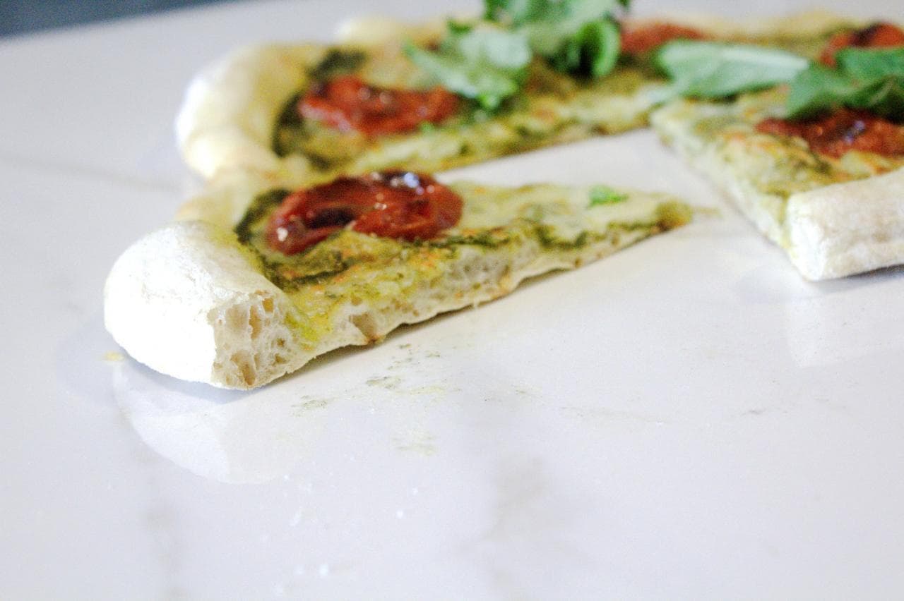 Tomate Seco — Massa de fermentação natural, molho de tomate caseiro, queijo, pesto e tomate seco.